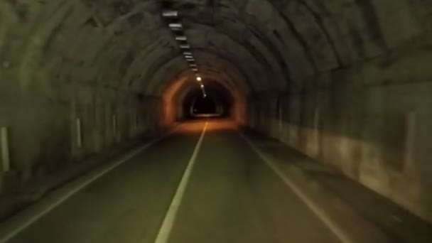 Rijden langs de weg van de tunnel. POV. Duisternis somber. Vertigo effect. Horror scène. — Stockvideo