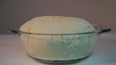 Ekmek Timelapse sağlama 2 saat içinde un ile kaplı. Hamur dinlenme ve toplu olarak yükselen,