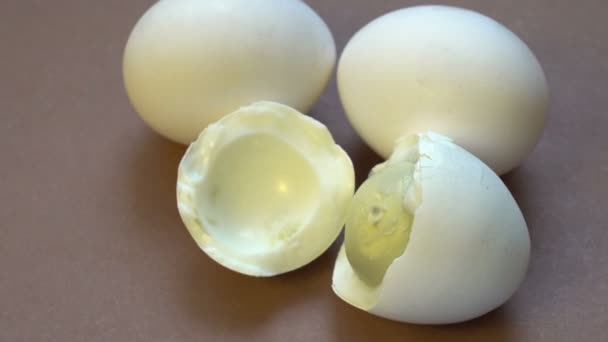 Rissige Eier legen in der Nähe eines anderen. Fail-Konzept. Gebrochenes Leben. — Stockvideo