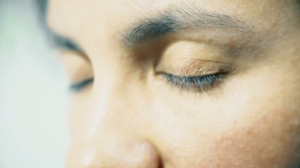 Close Up van vrouw bruine ogen triest expressie, vrouwelijke in verdriet, depressie. Verdriet concept — Stockvideo
