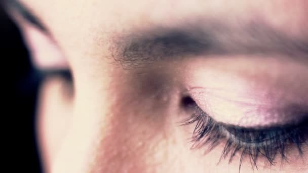 Yakın kadar olan kadın kahverengi üzgün ifade, keder, depresyon kadın gözleri. Üzüntü kavramı — Stok video