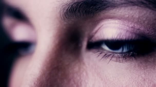 クローズ アップ女性の瞳は、悲しそうな表情、悲しみ、うつ病の女性。悲しみのコンセプト — ストック動画