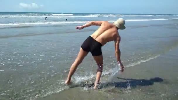 Homem ficando bravo sozinho na praia — Vídeo de Stock