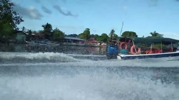 Passage par le port village en bateau, prise de vue sur téléphone portable. Concept de voyage, clip souvenirs — Video