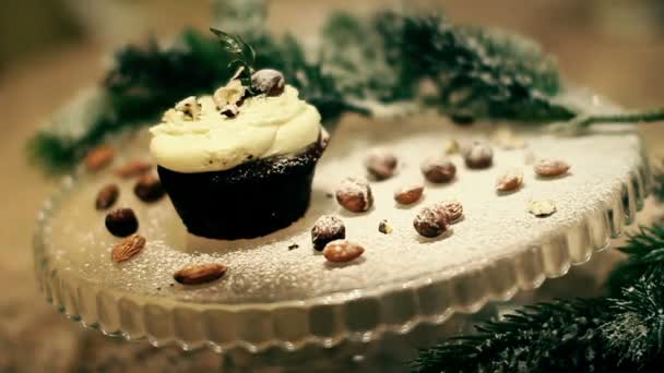 Cuisson verser de la poudre sur le gâteau délicieux. Dépendance au sucre — Video