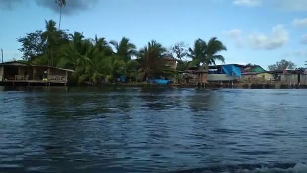 Man reizen over zee op boot, water druppels vallen op hem. Extreme adventure, zomervakantie — Stockvideo