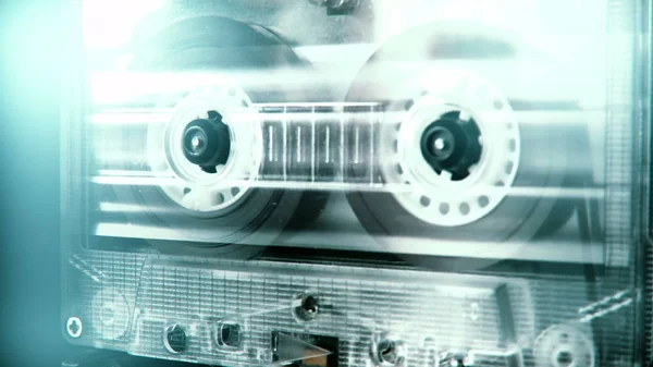 Cinta de casete de audio en uso grabación de sonido en la grabadora de cinta. Cassette de música vintage con un espacio en blanco —  Fotos de Stock