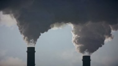 Büyük kırmızı ve beyaz boru kalın beyaz bir duman ile sanayi bölgesi içinde Fabrika borudan dökülür