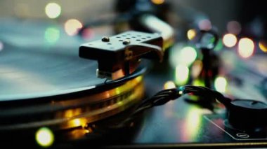 Şenlikli ruh hali, Vintage Vinil pikap pikap iğnesi üzerinde parlayan bokeh ışıklar djing kadar kapatın.