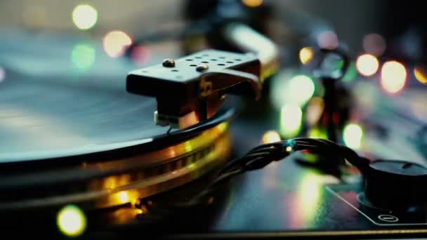 Świąteczny nastrój, bokeh świateł świeci nad Vintage Vinyl gramofon gramofon igły z bliska DJ — Wideo stockowe