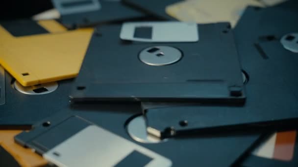 Floppy lemezek dobtak egy halom régi retro technológia — Stock videók