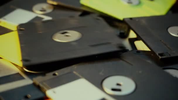 Floppy lemezek dobtak egy halom régi retro technológia — Stock videók