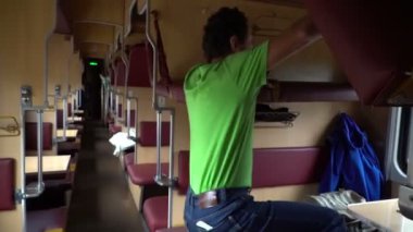bir yeraltı Metro metro treninin uyuyan adam. Yorgun işçi öğrenci uyku iş, zor bir gün sonra