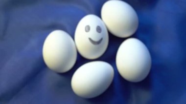 Yumurta yığını, gülümseyen, meçhul gelen kalabalık ayakta farklı bir bireysellik, pozitif