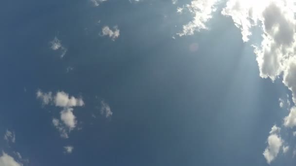 Cennet gökyüzü yukarıda, hareketli bulutlar ve güneş parlaklık, döngü zaman atlamalı — Stok video
