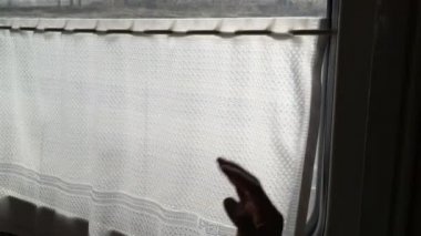 El camdan panjurlar açmak, adam trenle seyahat