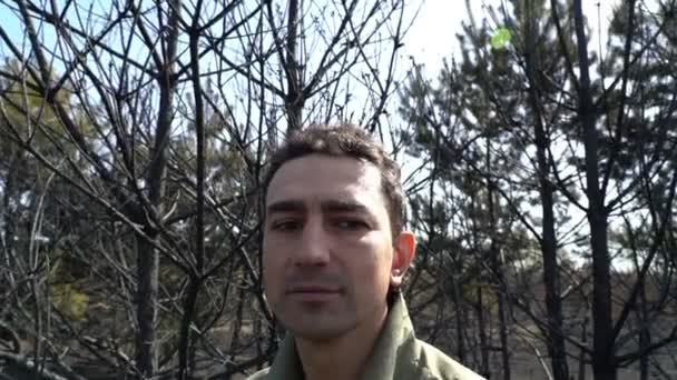 Büyük vahşi yangın, keder, ekoloji felaket, sorun sonra yanmış ağaçlarda duran umutsuz adam — Stok video