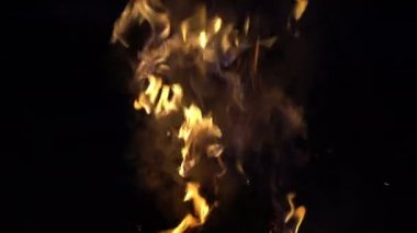 Gece yanan döngü de Kamp şömine