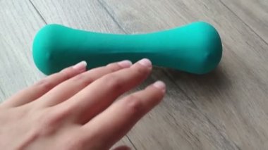 Spor bağımlılığı el dumbbell dokunmadan. Ağır teçhizat. Dokunsal gösterimler