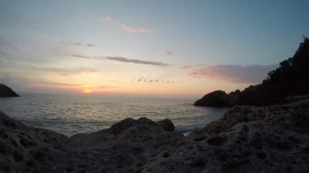 美しい雲景と夕日が海の反射の上に雲を突き破る、水の上に時間の経過 — ストック動画
