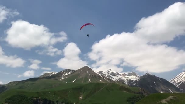 Bela paisagem com parapentes em montanhas verdes do Cáucaso — Vídeo de Stock