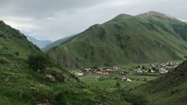 Grønne fjell med caucasus som skytes på mobiltelefon, reisekonsept – stockvideo