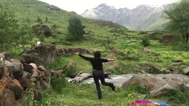 Χαρούμενη γυναίκα τουρίστρια που χορεύει στη μέση των βουνών, ταξίδι έννοια — Αρχείο Βίντεο