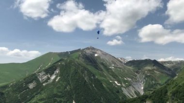 Kafkasya'nın yeşil dağlarında yamaç paraşütü ile güzel manzara