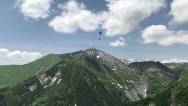 Hermoso paisaje con parapentes en verdes montañas del Cáucaso — Vídeos de Stock