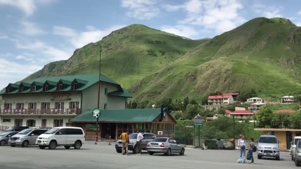 Степанцда біля міста Казбек, Грузія, турністичний містечко — стокове відео