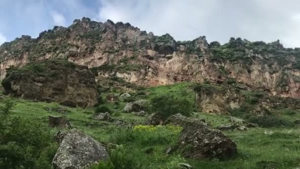 Grüne Kaukasusberge mit dem Handy fotografiert, Reisekonzept — Stockvideo