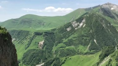 kafkasya yeşil dağlar cep telefonu, seyahat konsepti vurdu