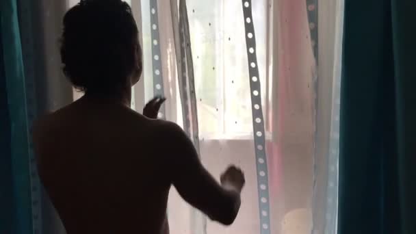 Feliz engraçado dançando homem saindo para varanda com vista maravilhosa, abrindo cortinas pela manhã — Vídeo de Stock