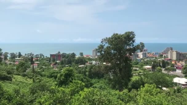 Chiave femminile dell'hotel della tenuta della mano sullo sfondo bello della vista sul mare, concetto di corsa — Video Stock