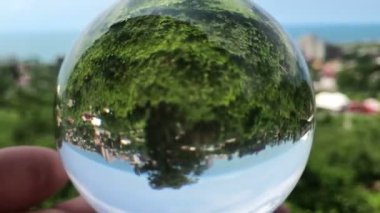 el güzel doğa manzara, seyahat konsepti üzerinde sihirli kristal topu tutarak
