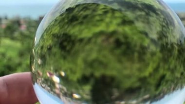 el güzel doğa manzara, seyahat konsepti üzerinde sihirli kristal topu tutarak