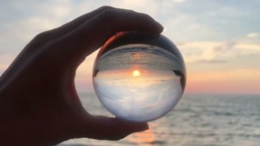 el güzel doğa manzara, seyahat konsepti üzerinde sihirli kristal topu tutarak