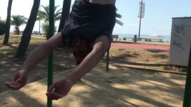 fitness süresi, Sportif Adam Yatay Bar Trick yapıyor, üst ayak asılı