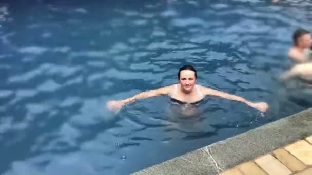 Femme nageant dans la piscine, relaxant, heureux, vacances — Video