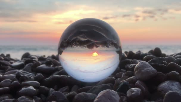 Петля кинотеатр хрустальный шар на пляже камни закат, прекрасный пейзаж — стоковое видео