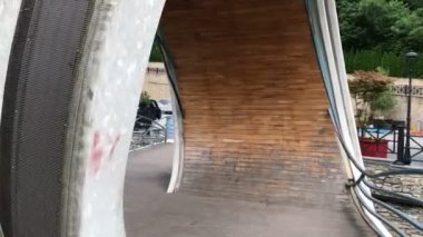 Garip köprü baş aşağı yürüyüş, serin tasarım, pov