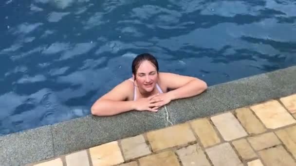 Femme nageant dans la piscine, relaxant, heureux, vacances — Video