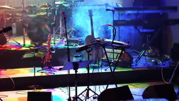 Άδειο στάδιο συναυλίας, όργανα που περιμένουν μουσικούς — Αρχείο Βίντεο