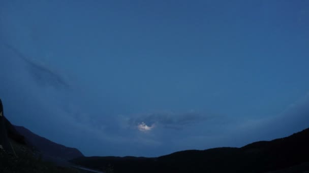 Stupido sorgere della luna, paesaggio selvaggio in montagna. dal giorno alla notte Time lapse — Video Stock