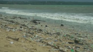 Plastik kirliliği plajı. Asya ülkelerinde ağır çöp yığını. Ekoloji felaketi. Dünya