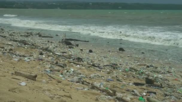 Spiaggia inquinata di plastica. Un mucchio di spazzatura nei paesi asiatici. Una catastrofe ecologica. Mondo. — Video Stock