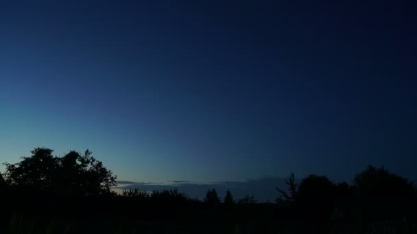 Día a noche timelapse, cielo azul oscuro pasando al anochecer sombrío — Vídeos de Stock