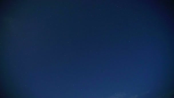 Таймце зірок, що рухаються в нічне небо і падіння, зоряне небо поворот навколо Землі — стокове відео