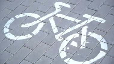 Bisiklete binmek, bisiklet yolu tabelasını geçmek, bisiklet dostu şehir, şehir sahnesi