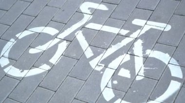 Bisiklete binmek, bisiklet yolu tabelasını geçmek, bisiklet dostu şehir, şehir sahnesi